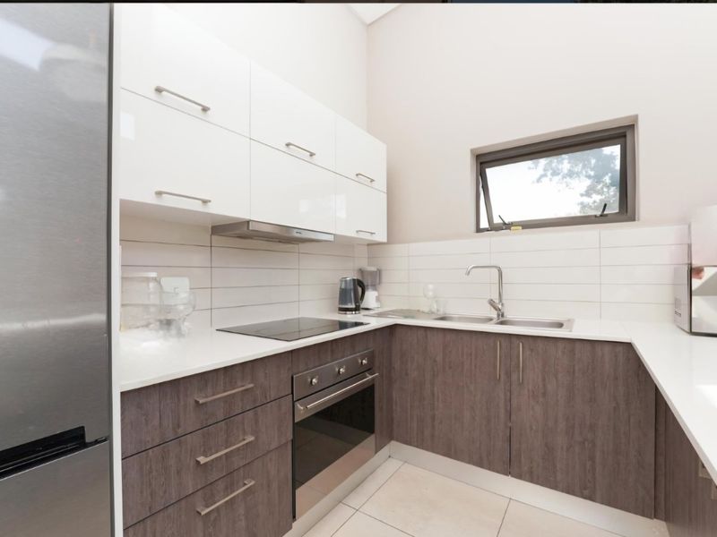 Modern, Centrally Located in Hyde Park  - Photo 6