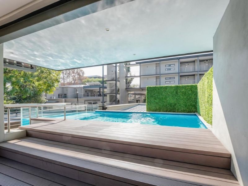 Modern, Centrally Located in Hyde Park  - Photo 2