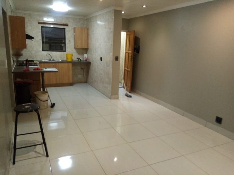 2 bedroom 1 bathroom ground first unit  - Photo 6