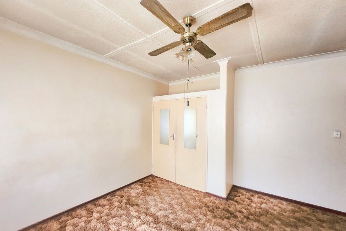 Discover Your Dream Project: A 3-Bedroom, 1-Bathroom Home Full of Potential - Photo 5