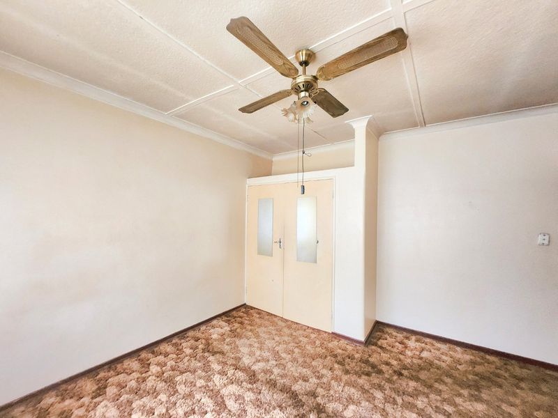 Discover Your Dream Project: A 3-Bedroom, 1-Bathroom Home Full of Potential - Photo 5