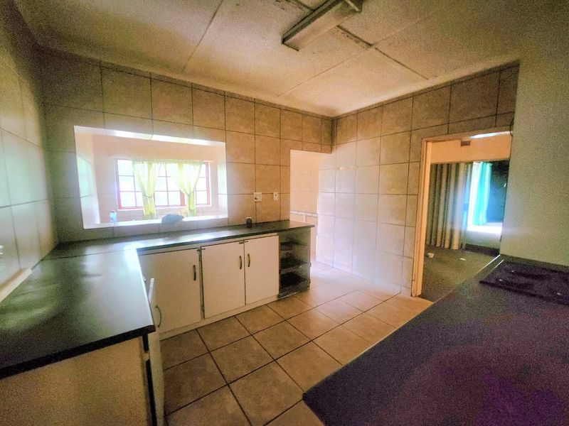 Discover Your Dream Project: A 3-Bedroom, 1-Bathroom Home Full of Potential - Photo 9