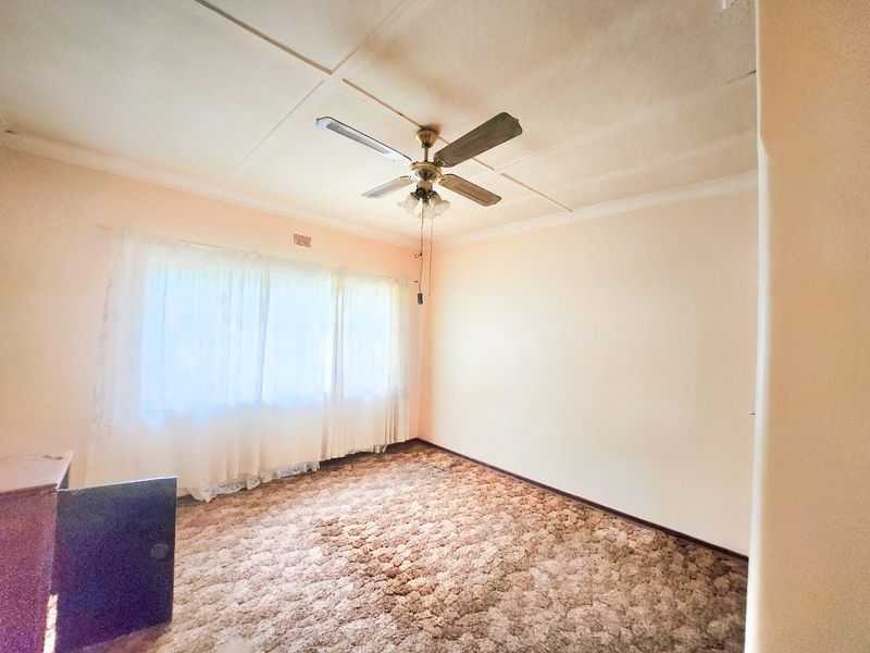 Discover Your Dream Project: A 3-Bedroom, 1-Bathroom Home Full of Potential - Photo 8