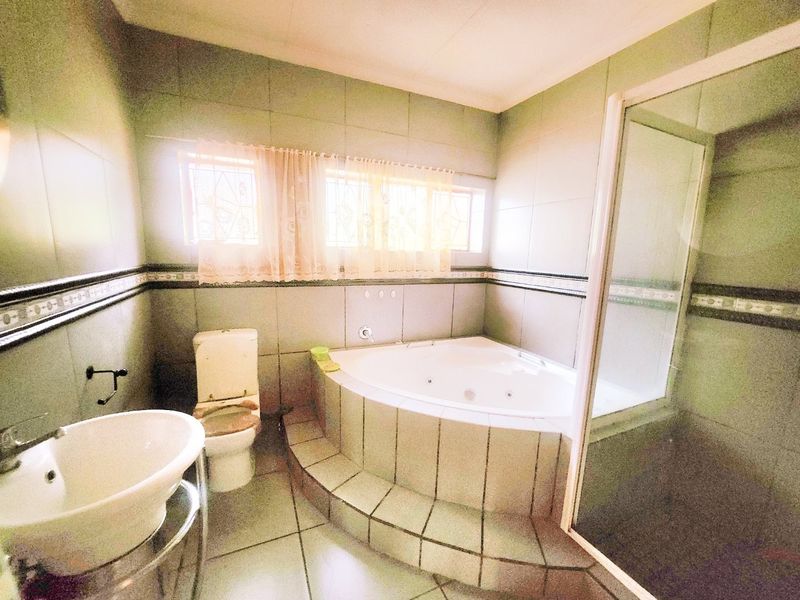 Discover Your Dream Project: A 3-Bedroom, 1-Bathroom Home Full of Potential - Photo 7