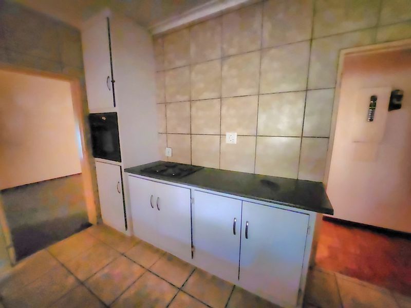 Discover Your Dream Project: A 3-Bedroom, 1-Bathroom Home Full of Potential - Photo 6
