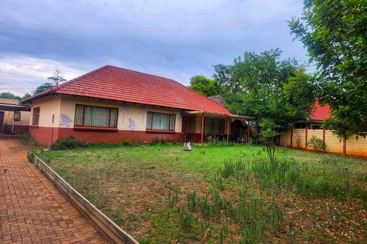 Discover Your Dream Project: A 3-Bedroom, 1-Bathroom Home Full of Potential - Photo 3