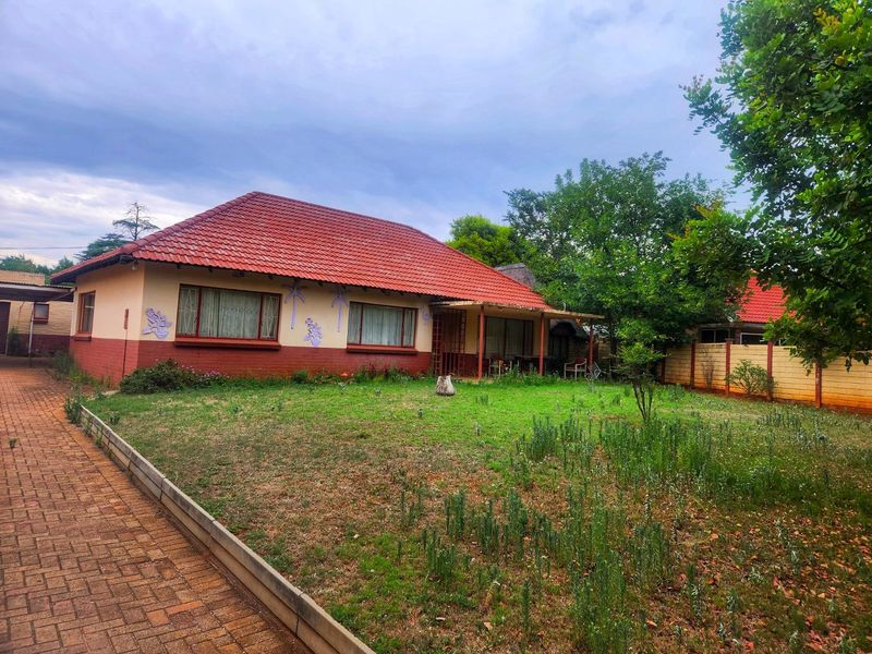 Discover Your Dream Project: A 3-Bedroom, 1-Bathroom Home Full of Potential - Photo 3