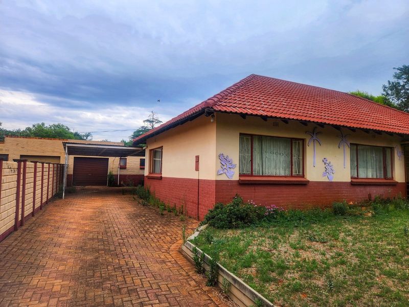 Discover Your Dream Project: A 3-Bedroom, 1-Bathroom Home Full of Potential - Photo 2