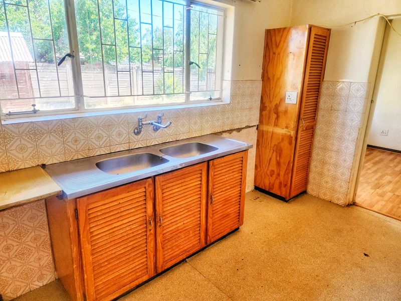 This 3-bedroom family home in Stilfontein offers space, security, and comfort for modern living. - Photo 7