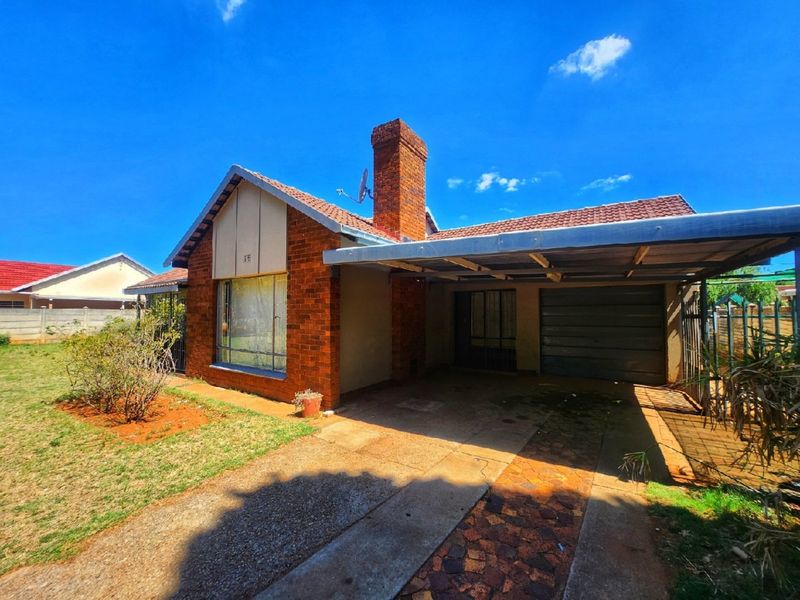 This 3-bedroom family home in Stilfontein offers space, security, and comfort for modern living. - Photo 4