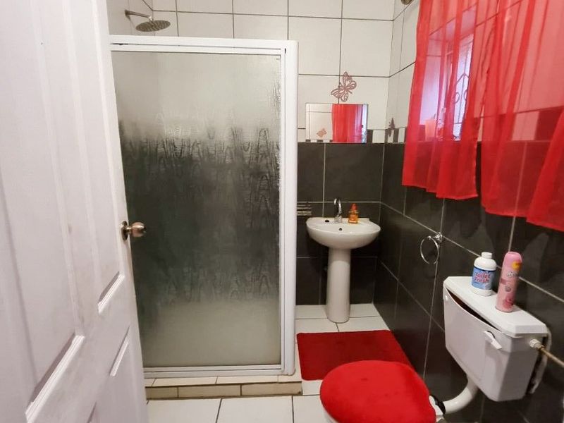 3-Bedroom Home with Upgraded Kitchen and Fully Fenced Yard - Photo 5