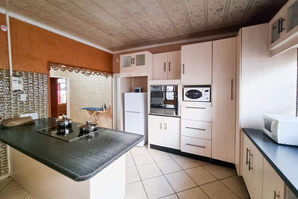 3-Bedroom Home with Upgraded Kitchen and Fully Fenced Yard - Photo 2
