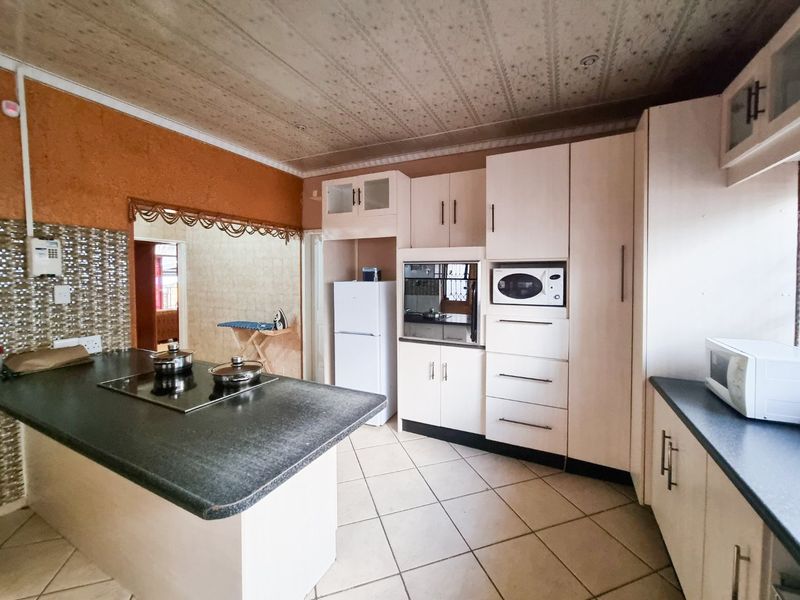 3-Bedroom Home with Upgraded Kitchen and Fully Fenced Yard - Photo 2