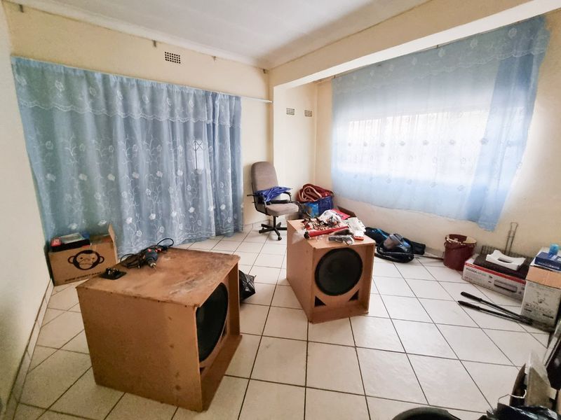 3-Bedroom Home with Upgraded Kitchen and Fully Fenced Yard - Photo 8