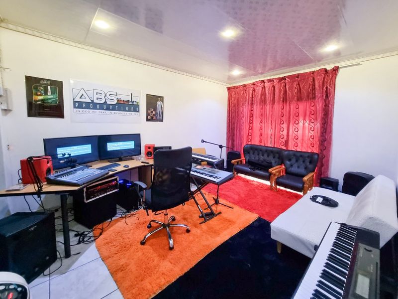 3-Bedroom Home with Upgraded Kitchen and Fully Fenced Yard - Photo 7