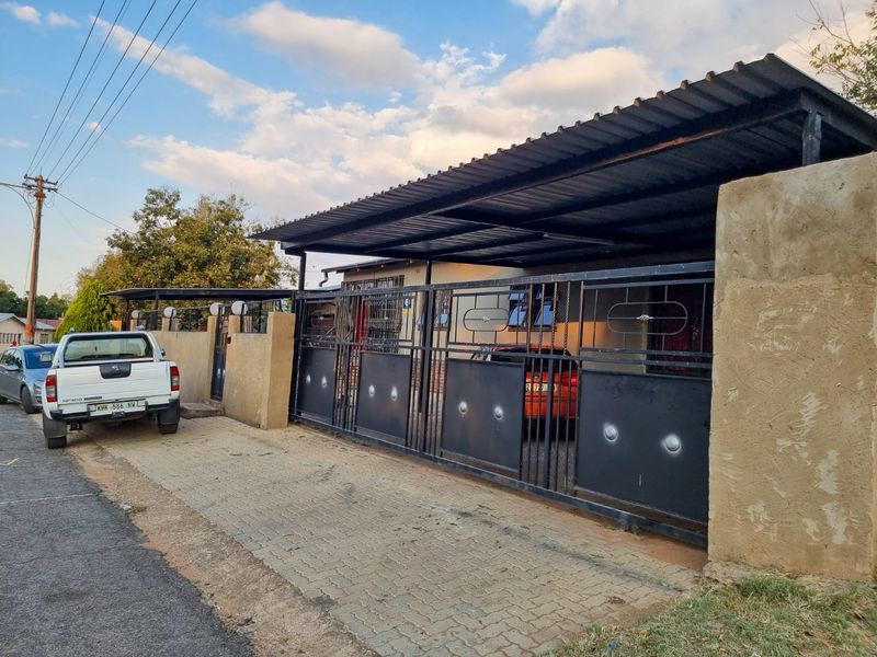 3-Bedroom Home with Upgraded Kitchen and Fully Fenced Yard - Photo 6