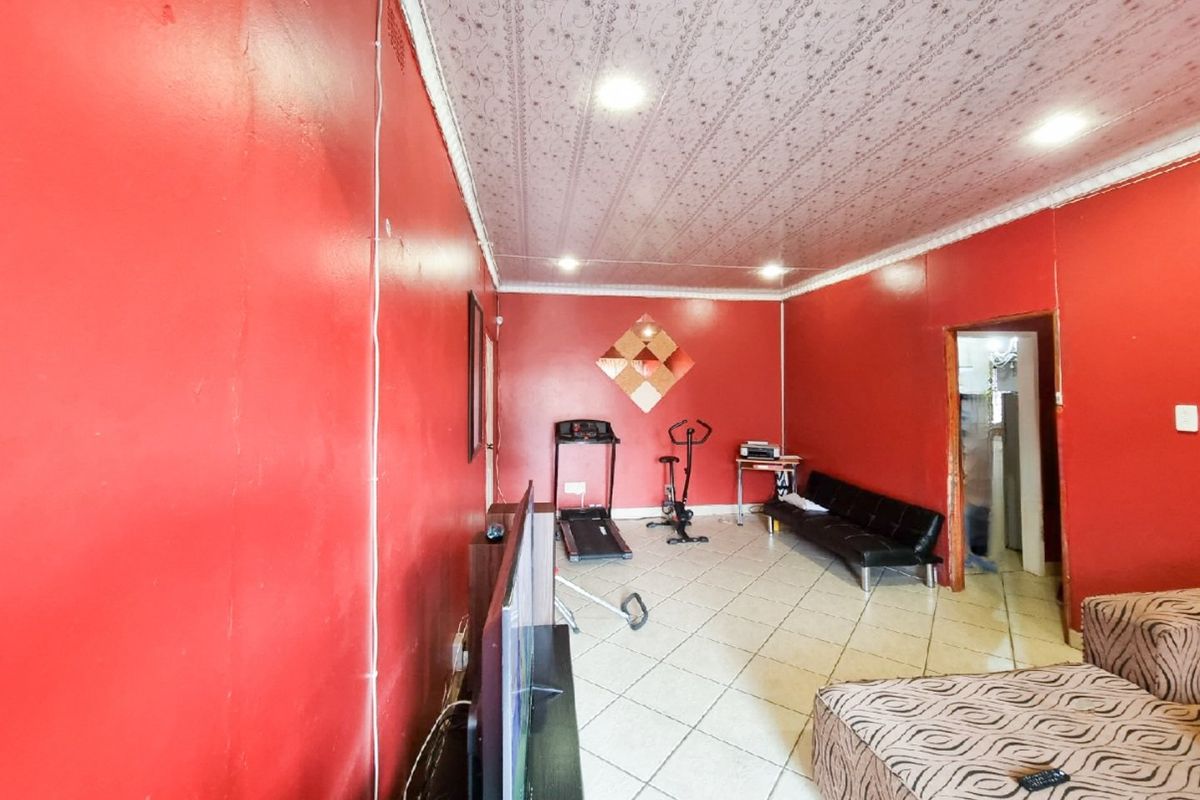 3-Bedroom Home with Upgraded Kitchen and Fully Fenced Yard - Photo 4