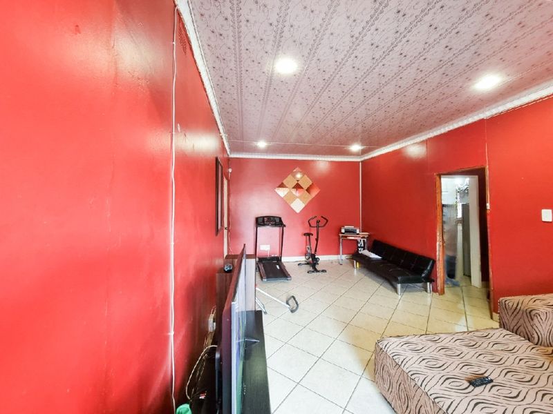 3-Bedroom Home with Upgraded Kitchen and Fully Fenced Yard - Photo 4