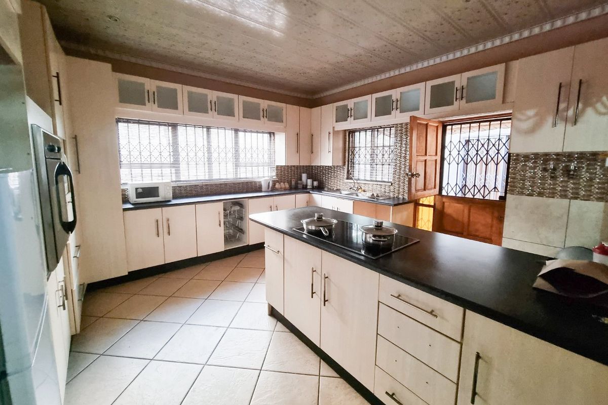 3-Bedroom Home with Upgraded Kitchen and Fully Fenced Yard - Photo 3