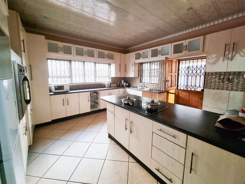 3-Bedroom Home with Upgraded Kitchen and Fully Fenced Yard - Photo 3