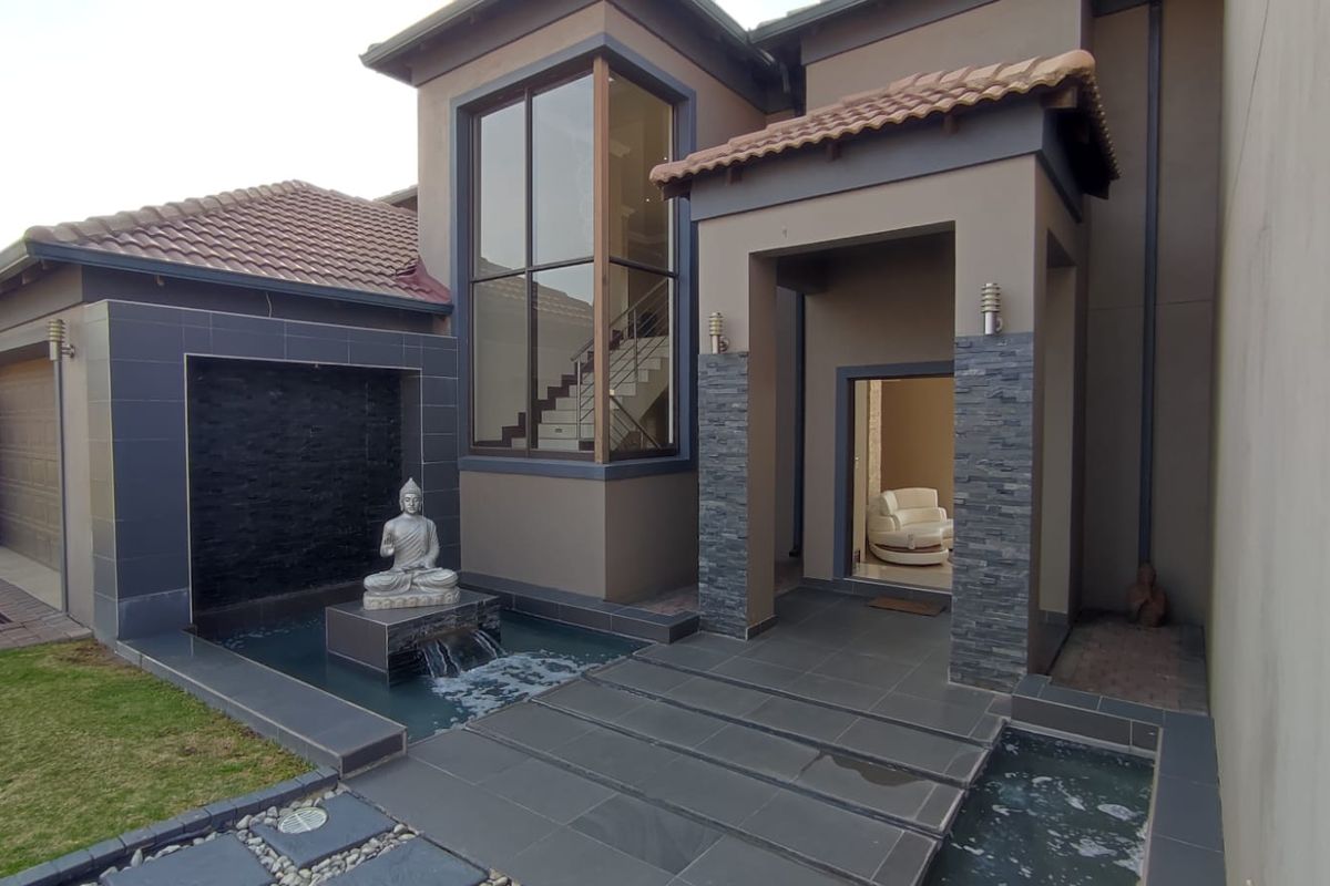 Exquisite Luxury Home in Blue Valley Golf Estate: A Perfect Blend of Elegance, Comfort, and Entertainment. - Photo 2