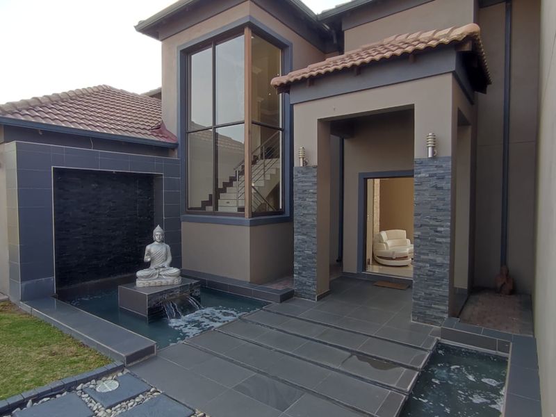 Exquisite Luxury Home in Blue Valley Golf Estate: A Perfect Blend of Elegance, Comfort, and Entertainment. - Photo 2