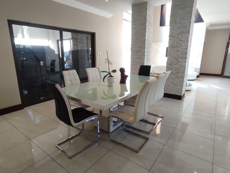 Exquisite Luxury Home in Blue Valley Golf Estate: A Perfect Blend of Elegance, Comfort, and Entertainment. - Photo 10