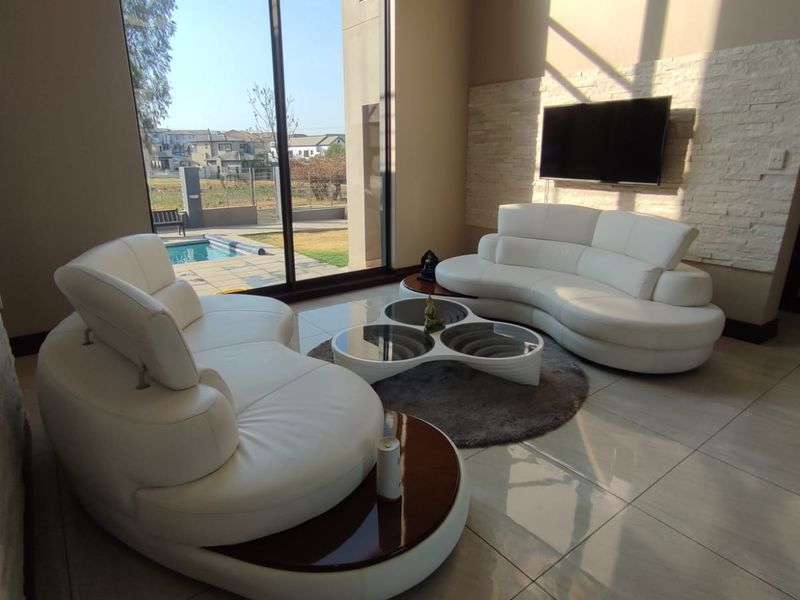 Exquisite Luxury Home in Blue Valley Golf Estate: A Perfect Blend of Elegance, Comfort, and Entertainment. - Photo 9