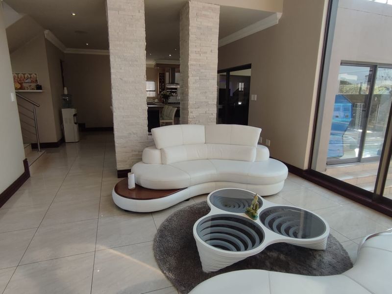 Exquisite Luxury Home in Blue Valley Golf Estate: A Perfect Blend of Elegance, Comfort, and Entertainment. - Photo 8