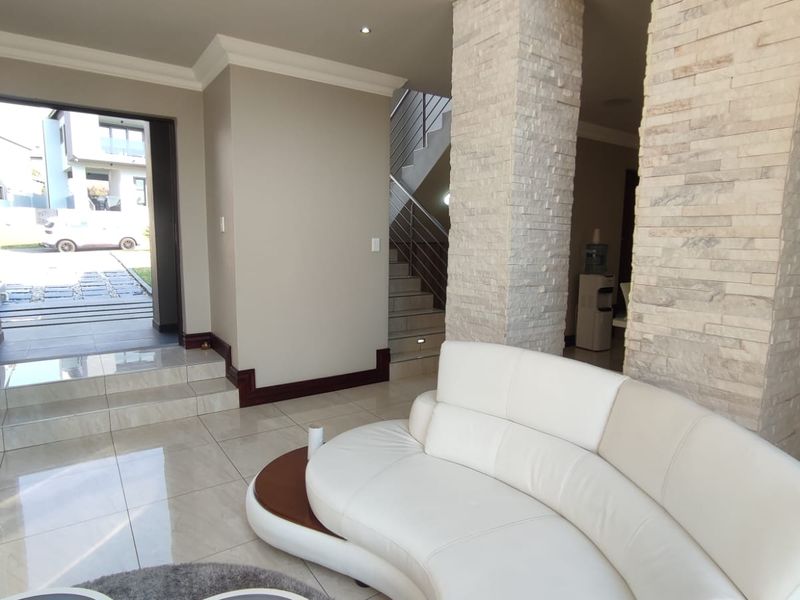 Exquisite Luxury Home in Blue Valley Golf Estate: A Perfect Blend of Elegance, Comfort, and Entertainment. - Photo 7