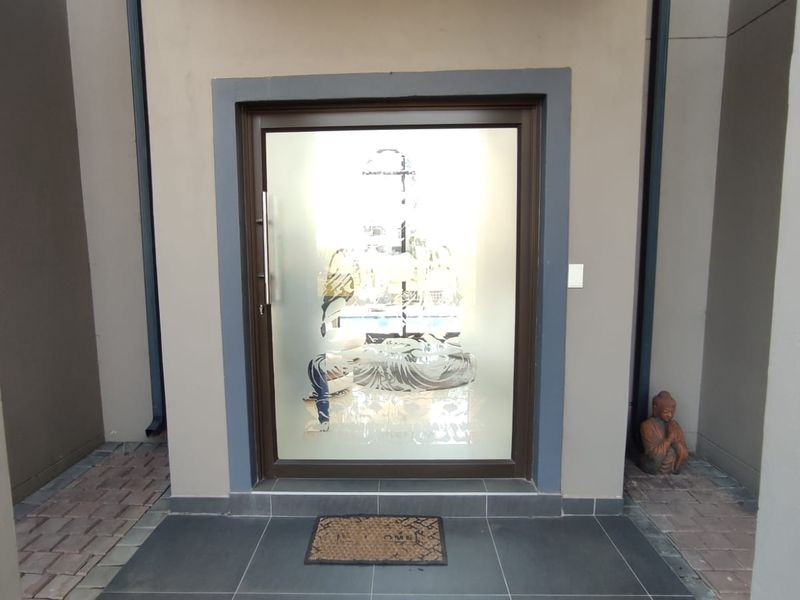 Exquisite Luxury Home in Blue Valley Golf Estate: A Perfect Blend of Elegance, Comfort, and Entertainment. - Photo 6