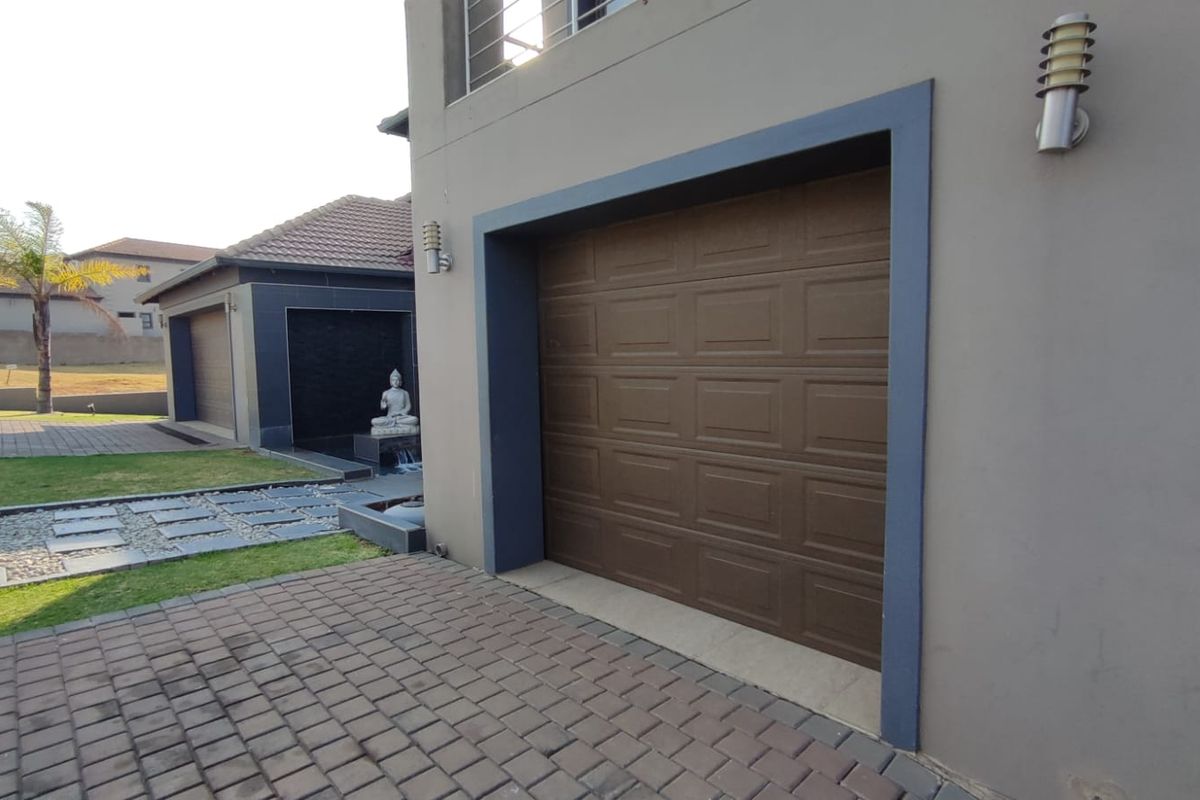 Exquisite Luxury Home in Blue Valley Golf Estate: A Perfect Blend of Elegance, Comfort, and Entertainment. - Photo 4