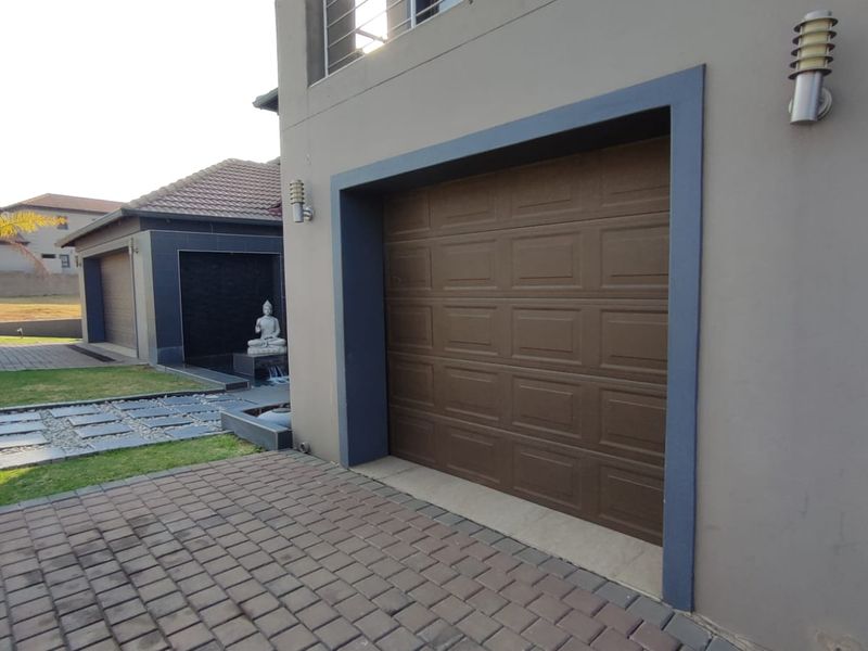 Exquisite Luxury Home in Blue Valley Golf Estate: A Perfect Blend of Elegance, Comfort, and Entertainment. - Photo 4