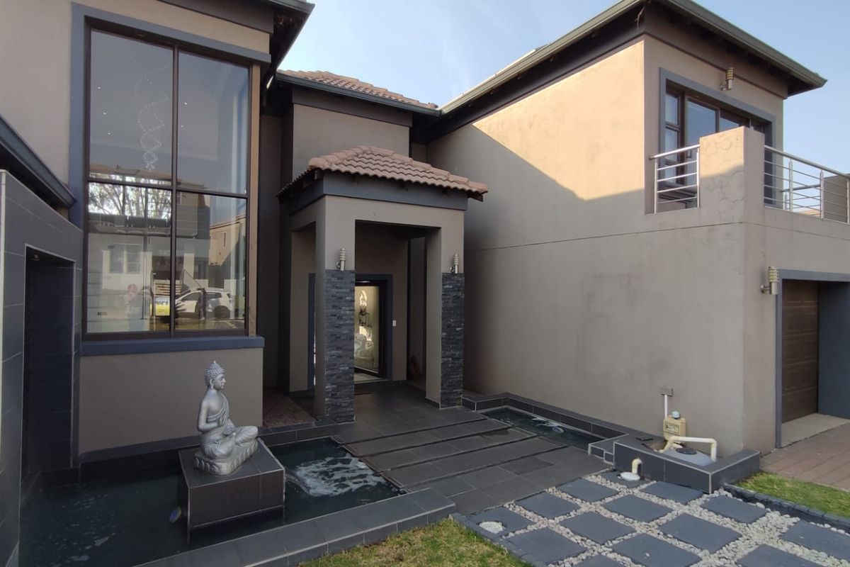 Exquisite Luxury Home in Blue Valley Golf Estate: A Perfect Blend of Elegance, Comfort, and Entertainment. - Photo 3