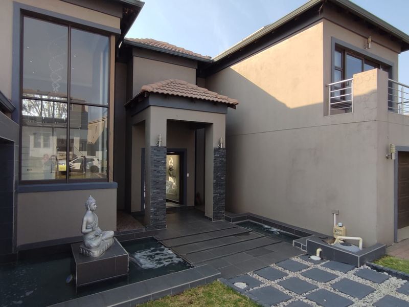 Exquisite Luxury Home in Blue Valley Golf Estate: A Perfect Blend of Elegance, Comfort, and Entertainment. - Photo 3