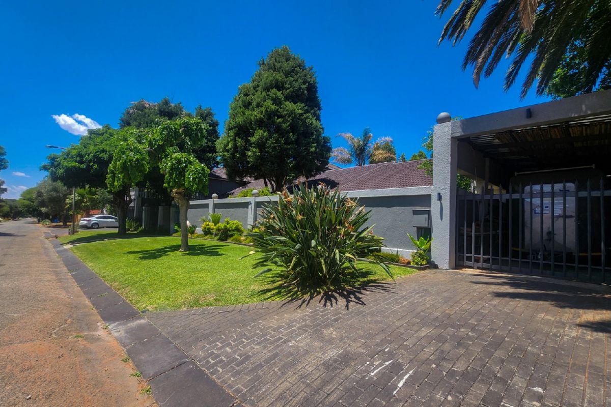 This immaculate 6-bedroom, 4-bathroom home with spacious living areas, dual living potential, and exceptional entertainment features is the perfect blend of luxury, flexibility, and style. - Photo 5