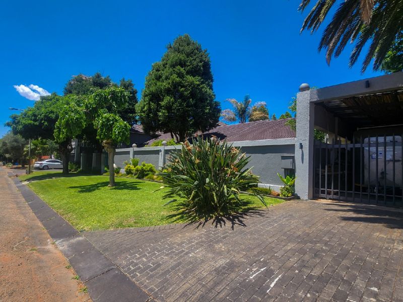 This immaculate 6-bedroom, 4-bathroom home with spacious living areas, dual living potential, and exceptional entertainment features is the perfect blend of luxury, flexibility, and style. - Photo 5