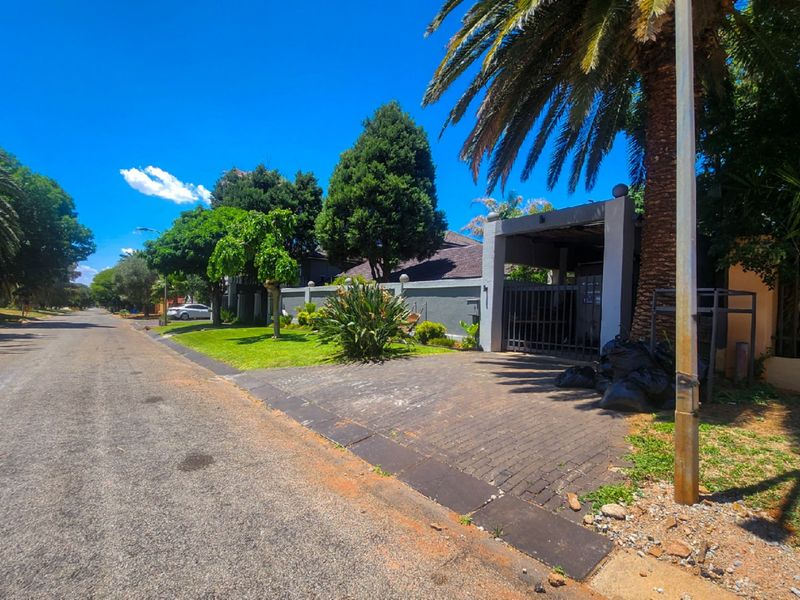 This immaculate 6-bedroom, 4-bathroom home with spacious living areas, dual living potential, and exceptional entertainment features is the perfect blend of luxury, flexibility, and style. - Photo 10