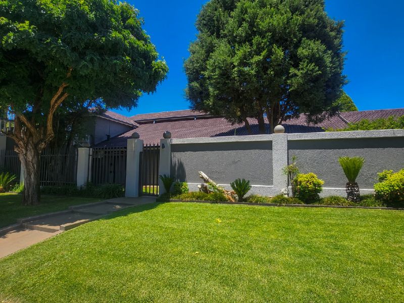 This immaculate 6-bedroom, 4-bathroom home with spacious living areas, dual living potential, and exceptional entertainment features is the perfect blend of luxury, flexibility, and style. - Photo 9