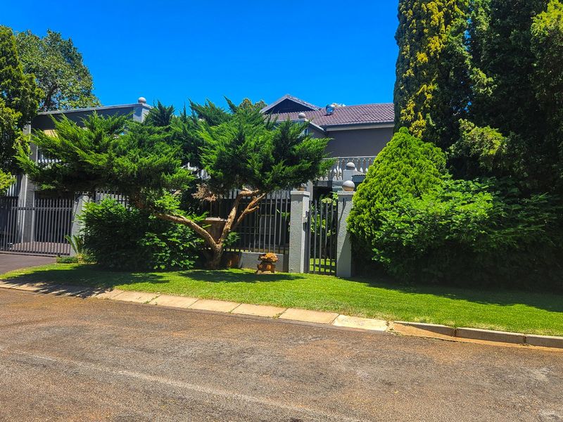 This immaculate 6-bedroom, 4-bathroom home with spacious living areas, dual living potential, and exceptional entertainment features is the perfect blend of luxury, flexibility, and style. - Photo 7