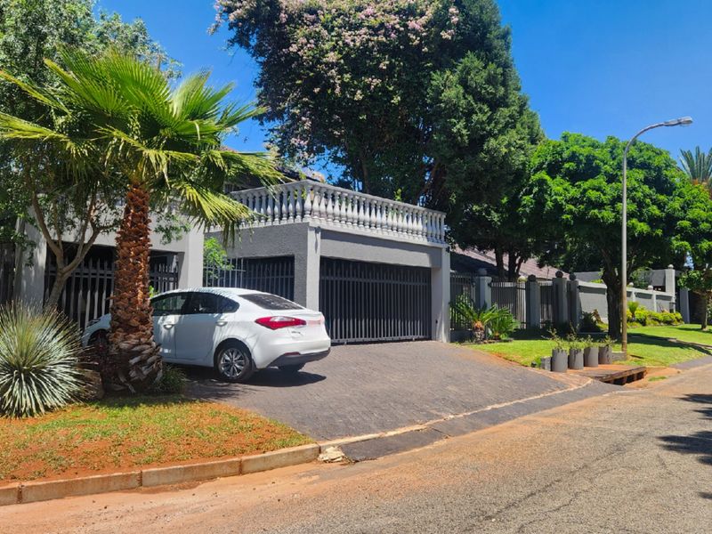 This immaculate 6-bedroom, 4-bathroom home with spacious living areas, dual living potential, and exceptional entertainment features is the perfect blend of luxury, flexibility, and style. - Photo 8