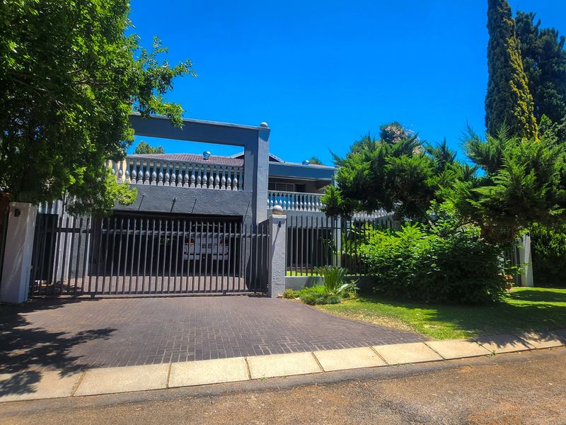 This immaculate 6-bedroom, 4-bathroom home with spacious living areas, dual living potential, and exceptional entertainment features is the perfect blend of luxury, flexibility, and style. - Photo 6