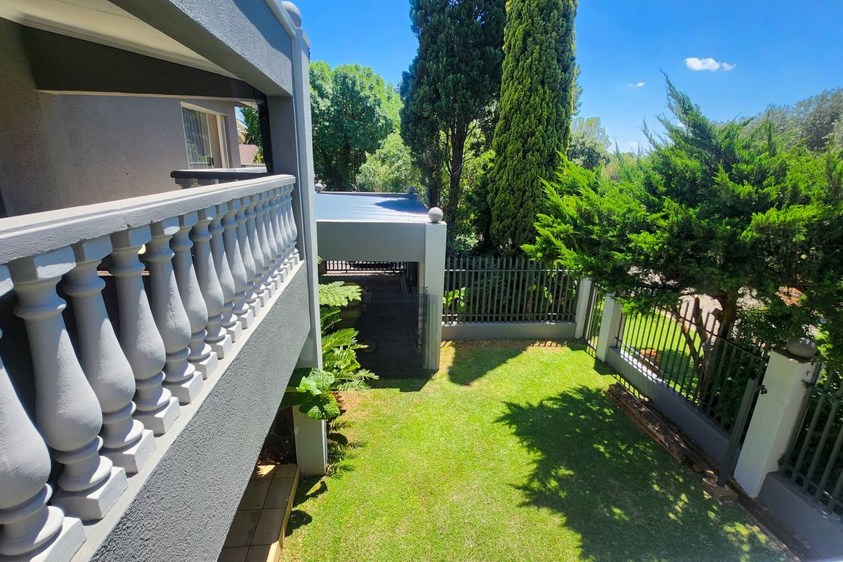 This immaculate 6-bedroom, 4-bathroom home with spacious living areas, dual living potential, and exceptional entertainment features is the perfect blend of luxury, flexibility, and style. - Photo 3