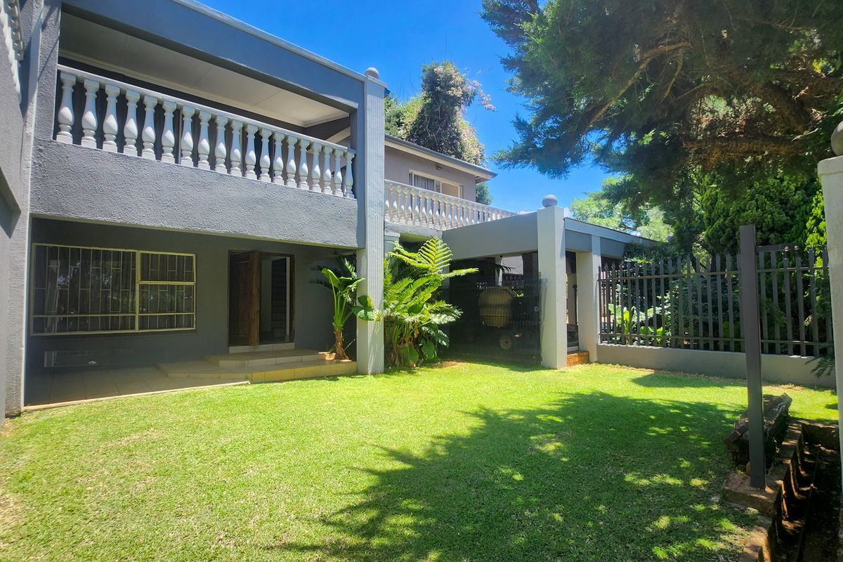 This immaculate 6-bedroom, 4-bathroom home with spacious living areas, dual living potential, and exceptional entertainment features is the perfect blend of luxury, flexibility, and style. - Photo 2