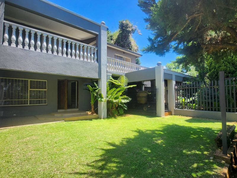 This immaculate 6-bedroom, 4-bathroom home with spacious living areas, dual living potential, and exceptional entertainment features is the perfect blend of luxury, flexibility, and style. - Photo 2