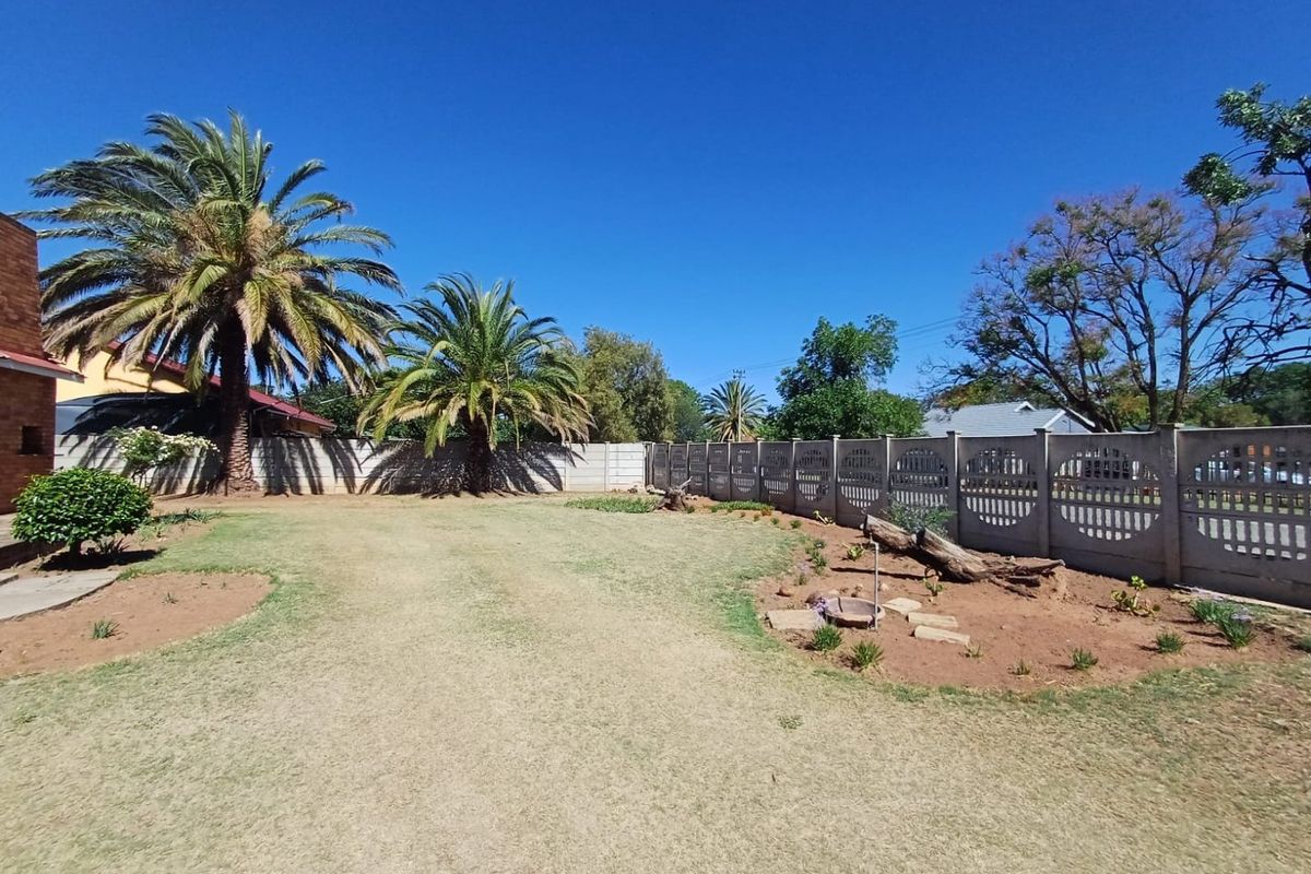 Charming and Secure Family Home – Move-In Ready Comfort in a Peaceful Setting - Photo 4