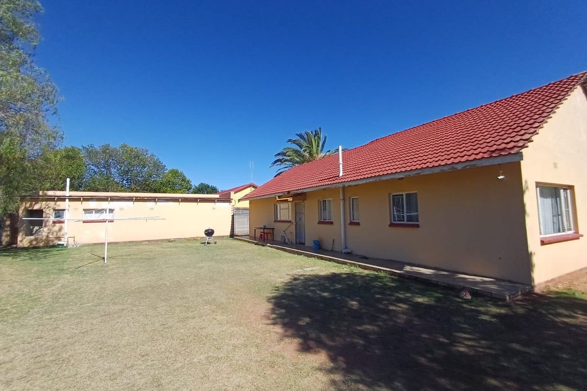 Charming and Secure Family Home – Move-In Ready Comfort in a Peaceful Setting - Photo 3