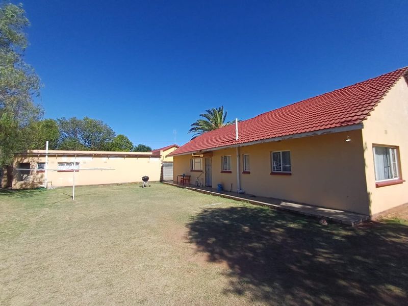 Charming and Secure Family Home – Move-In Ready Comfort in a Peaceful Setting - Photo 3