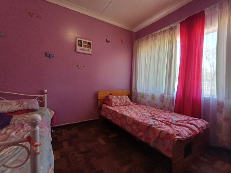 Charming and Secure Family Home – Move-In Ready Comfort in a Peaceful Setting - Photo 10