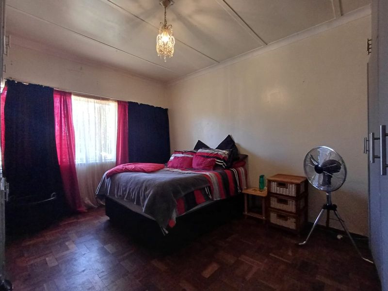 Charming and Secure Family Home – Move-In Ready Comfort in a Peaceful Setting - Photo 9